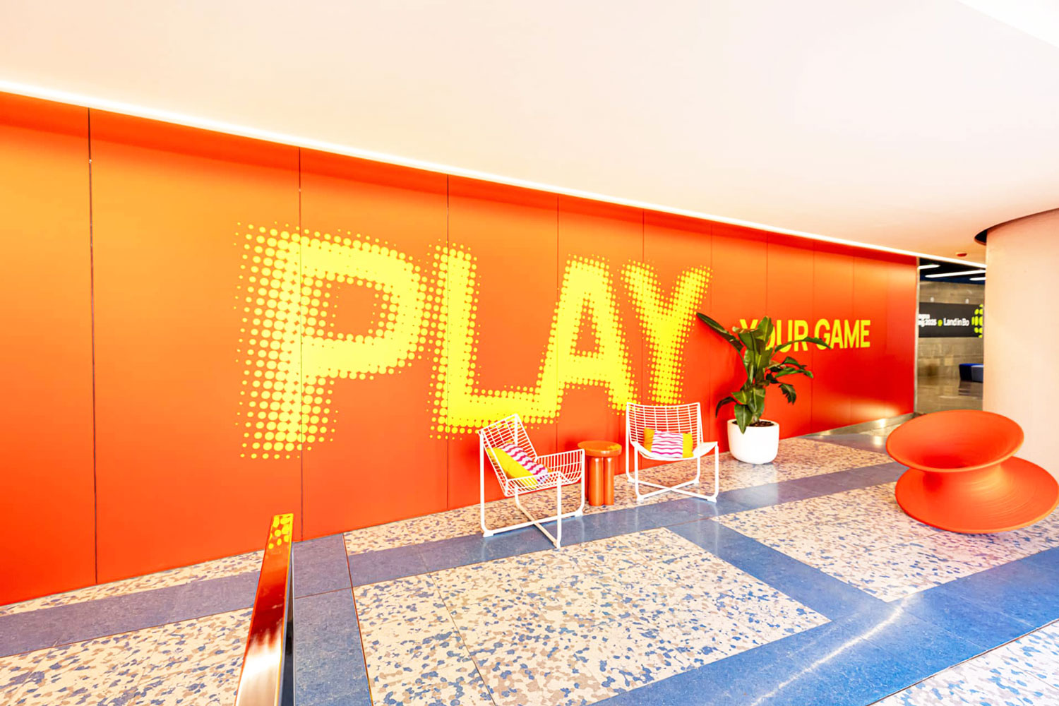 Land in Bo interiors, relax and play area